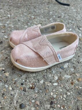 Toms Kids Slip-On Sneakers in Blush Pink Glitter